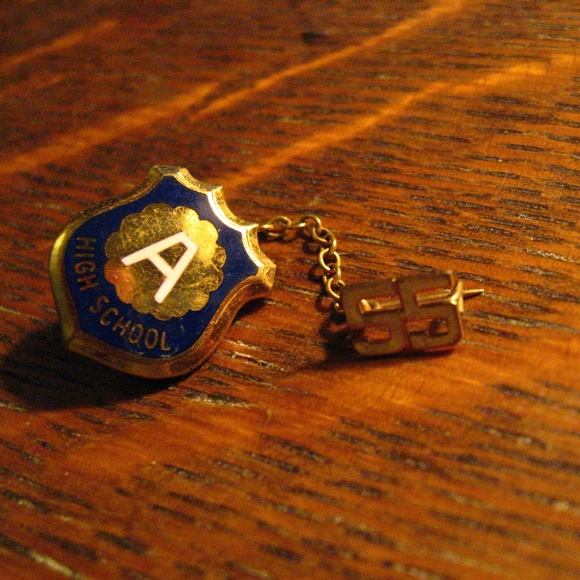 🎓 High School "A" Vintage 1955 Alumni Graduate Pin - Picture 3 of 4